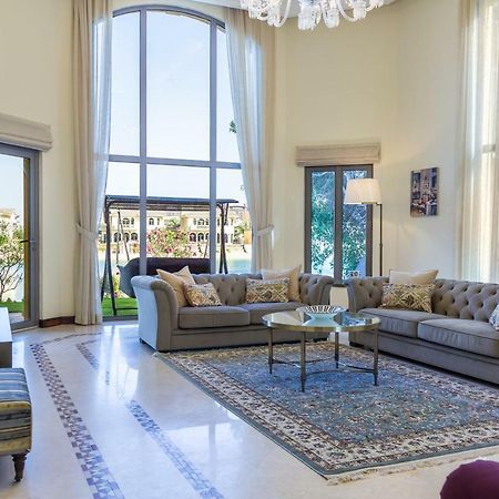 Chic 4Br Villa With Assistant Room And Private Pool On Palm Jumeirah By Deluxe Holiday Homes Dubai Buitenkant foto