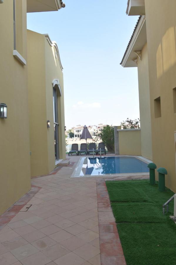 Chic 4Br Villa With Assistant Room And Private Pool On Palm Jumeirah By Deluxe Holiday Homes Dubai Buitenkant foto