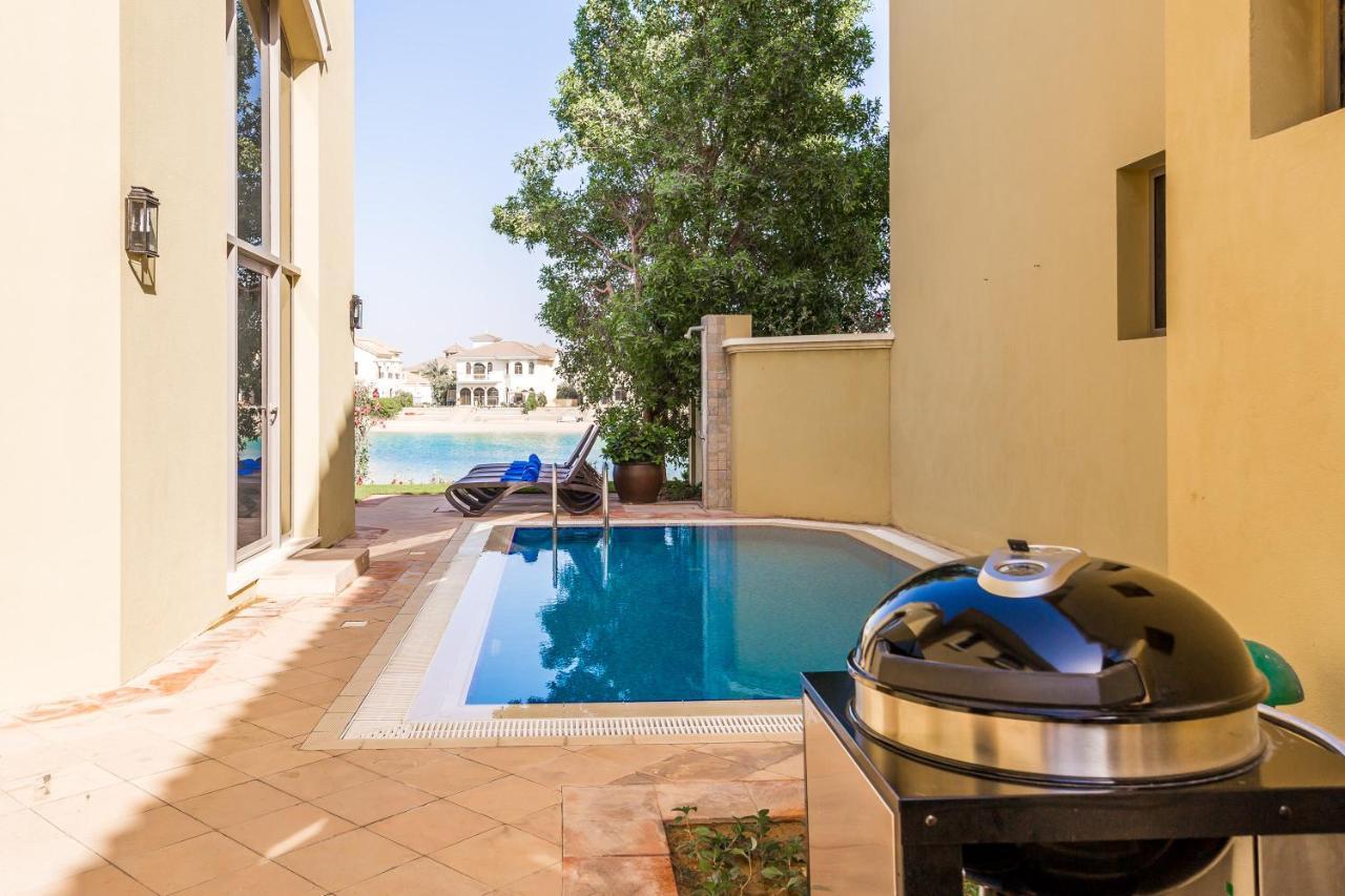 Chic 4Br Villa With Assistant Room And Private Pool On Palm Jumeirah By Deluxe Holiday Homes Dubai Buitenkant foto
