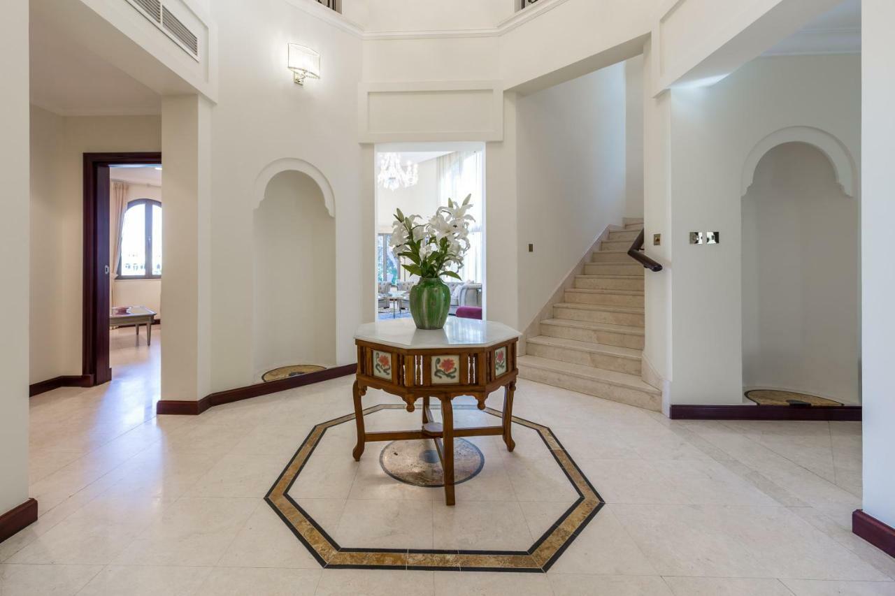 Chic 4Br Villa With Assistant Room And Private Pool On Palm Jumeirah By Deluxe Holiday Homes Dubai Buitenkant foto