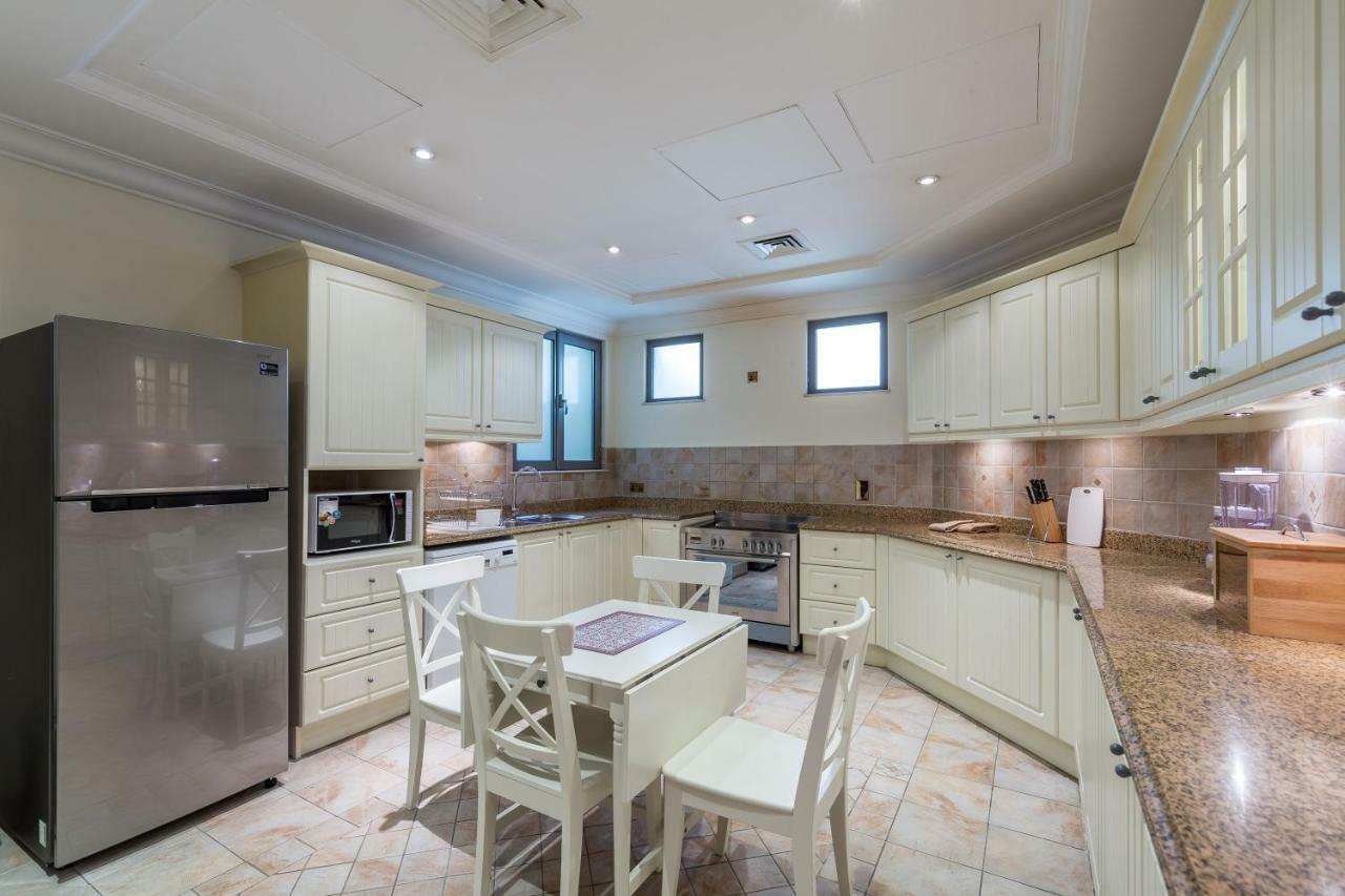 Chic 4Br Villa With Assistant Room And Private Pool On Palm Jumeirah By Deluxe Holiday Homes Dubai Buitenkant foto