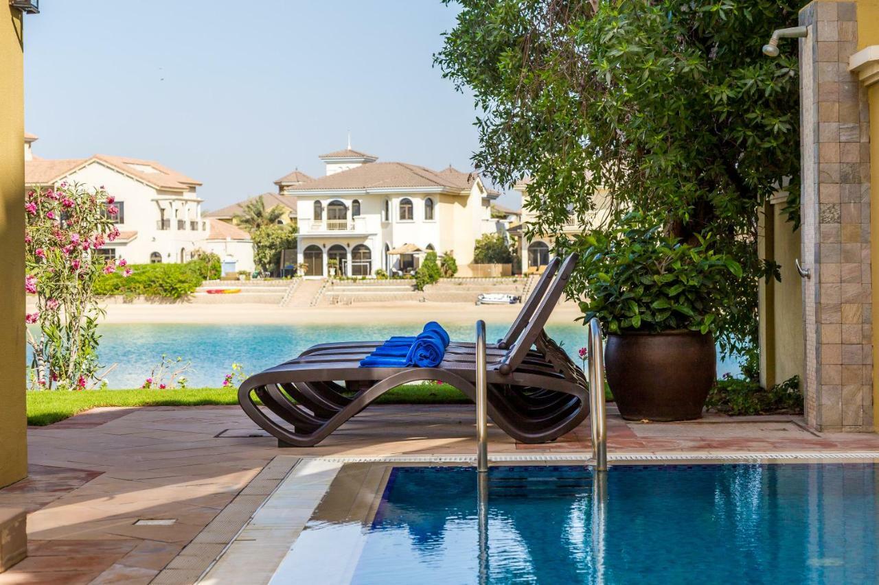 Chic 4Br Villa With Assistant Room And Private Pool On Palm Jumeirah By Deluxe Holiday Homes Dubai Buitenkant foto
