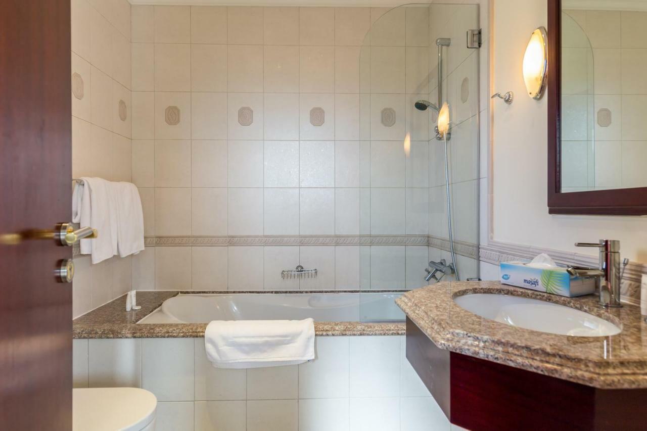 Chic 4Br Villa With Assistant Room And Private Pool On Palm Jumeirah By Deluxe Holiday Homes Dubai Buitenkant foto