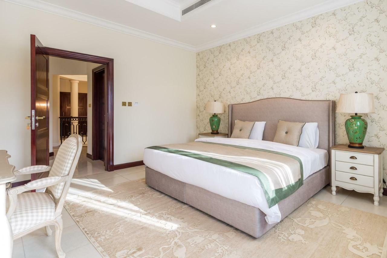 Chic 4Br Villa With Assistant Room And Private Pool On Palm Jumeirah By Deluxe Holiday Homes Dubai Buitenkant foto