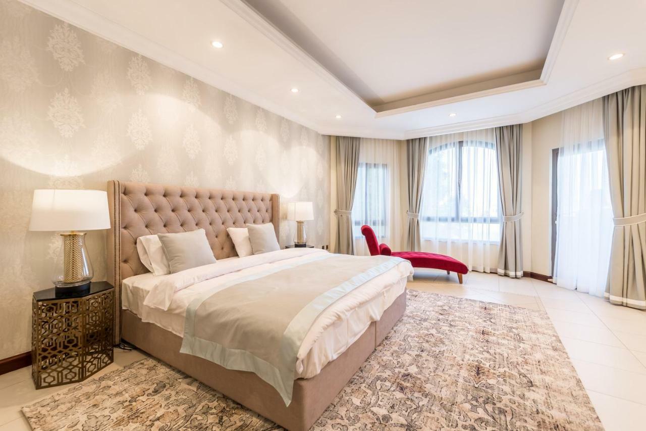 Chic 4Br Villa With Assistant Room And Private Pool On Palm Jumeirah By Deluxe Holiday Homes Dubai Buitenkant foto
